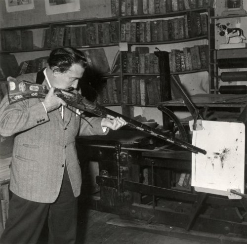 Dalí y su fusil